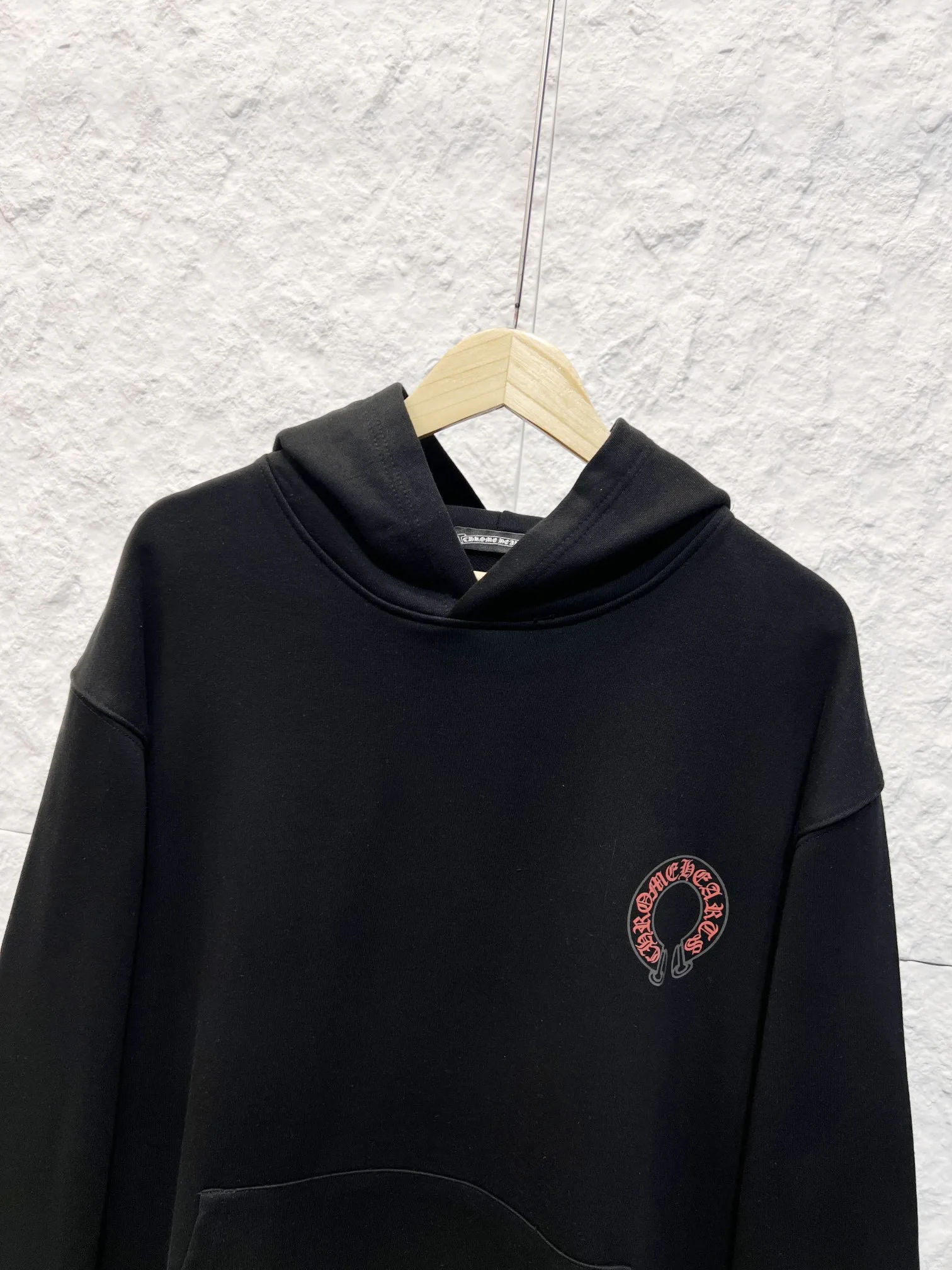（ In Stock， ） Cemetery Cross（ ） ， ， Classic Horseshoe + Chrome Hearts ， Red Cemetery Cross Horseshoe Embroidered Hoodie（Red ）。 ：Black White Sizes：S-3XL
